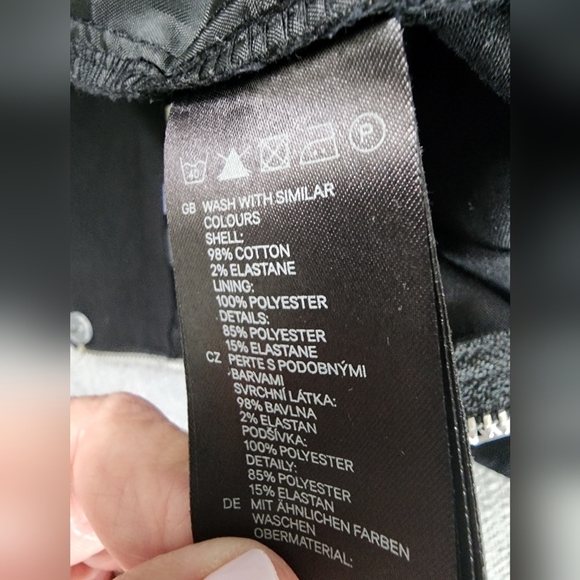 Divided Black Mini Skirt Size 4 with Back Zipper and Side Pockets - Picture 4 of 7